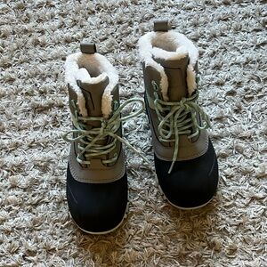 Girl snow boots - size 3